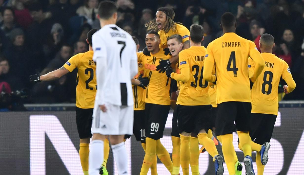 Pemain Young Boys merayakan gol pertama yang dicetak Guilaume Hoarau lewat eksekusi penalti pada laga lanjutan Liga Champions yang berlangsung di stadion Stade de Suisse, Swiss, Kamis (13/12). Young Boys menang 2-1 atas Juventus. (AFP/Fabrice Coffrini)