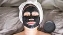 Libra bisa tampil dengan make-up yang sempurna dan layak untuk perawatan kulit yang bagus. Jadi, mereka perlu melakukan pembersihan secara rutin, charcoal mask, moiturise dan highlighter untuk kulit bercahaya. (1989studio/shutterstock)