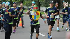 Salah satu pelari mengenakan topeng saat mengikuti Pertamina Eco Run 2017 di Pantai Karnaval Ancol, Jakarta, Sabtu (16/12). Ribuan pelari ambil bagian pada lomba yang bertema Lari Lestarikan Bumi. (Liputan6.com/Helmi Fithriansyah)