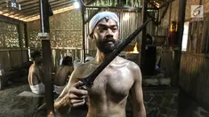 Empu Afrizal Fadli Azizi memegang keris Gagrag Banyumasan di Besalen Kyai Sela Pamujan Karangklesem, Banyumas, Jawa Tengah, Senin (22/4). Baselan atau bengkel keris mampu memproduksi tiga jenis keris Ageman, Tayuhan dan Cinderamata dengan lama pengerjaan 1 bulan-1 tahun. (Liputan6.com/Fery Pradolo)
