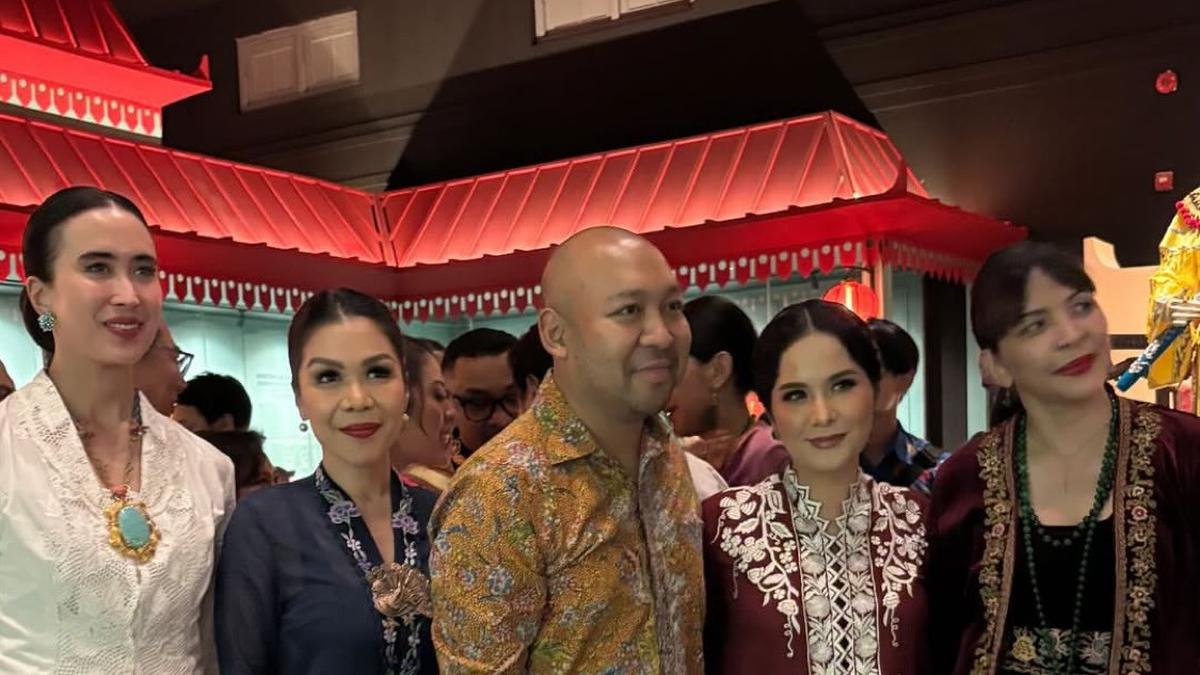 Parade Kebaya Encim dari Annisa Pohan, Cynthia Ganesha hingga Widi Wardhana di Pameran Kongsi, Siapa yang Paling Menarik?