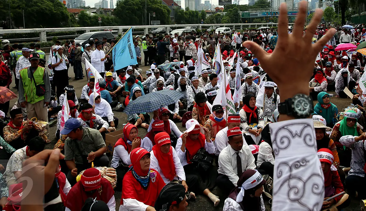 Persatuan Guru Seluruh Indonesia mengelar Aksi di Gedung DPR/MPR, Jakarta, Kamis (12/1). Mereka juga menuntut tunjangan sertifikasi bagi guru agama yang bernaung di Kemenag yang hingga kini belum terbayar. (Liputan6.com/Johan Tallo)