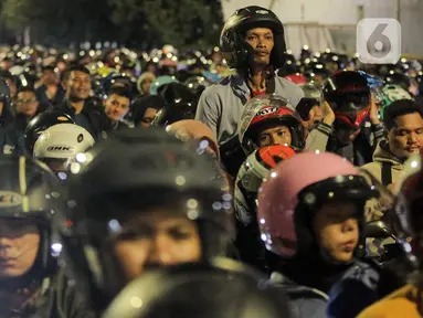 Antrean pemudik yang menggunakan kendaraan roda dua atau motor sebelum memasuki Pelabuhan Ciwandan, Cilegon, Banten, Sabtu (29/3/2025). (Liputan6.com/Herman Zakharia)