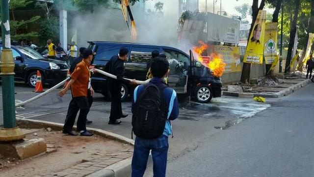  Mobil Alphard Terbakar  di Hotel Tempat Rapimnas Golkar 
