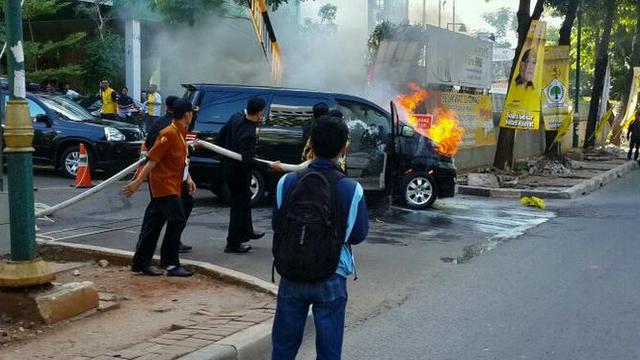  Mobil Alphard Terbakar  di Hotel Tempat Rapimnas Golkar 