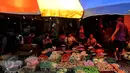 Aktivitas jual beli di Pasar Kebayoran Lama, Jakarta, Kamis (27/8/2015). Naiknya harga kebutuhan pokok membuat pembeli mengurangi pembelian bahan makanan hingga menyebabkan daya beli masyarakat turun. (Liputan6.com/Johan Tallo)
