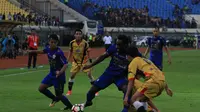 Persib Bandung mengakhiri paceklik kemenangan setelah mengalahkan Mitra Kukar 3-1 pada pekan ke-32 Liga 1 2017 di Stadion Si Jalak Harupat, Soreang, Kabupaten Bandung, Jumat (27/10/2017). (Bola.com/Muhammad Ginanjar)
