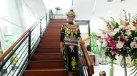 Menteri Luar Negeri, Retno Marsudi mengenakan pakaian adat khas Dayak dalam acara PPTM 2020. (Foto: Kemlu RI)