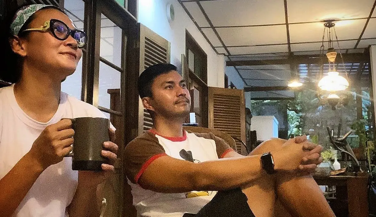 Pada sore hari, Anjasmara dan Dian Nitami selalu mengusahakan waktu untuk bersantai dengan menikmati minuman bersama. (Instagram/anjasmara)