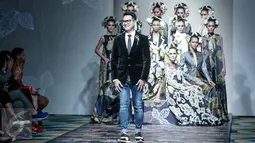 Denny Wirawan bersama para modelnya usai menampilkan 24 busana Bertajuk "Wanderlust, Dancing in the Sun" di IPMI Trend Show 2017, Jakarta, Jumat (11/11). Denny menampilkan ciri khasnya bermain tabrak motif atau clash pattern. (Liputan6.com/Faizal Fanani)