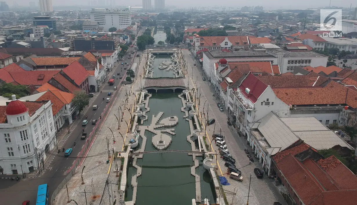 Foto aerial proyek revitalisasi kawasan Kali Besar, Kota Tua, Jakarta Barat, Kamis (3/5). Proyek revitalisasi Kali Besar ini terinspirasi dari penataan Sungai Cheonggyecheon di Korea Selatan. (Liputan6.com/Arya Manggala)