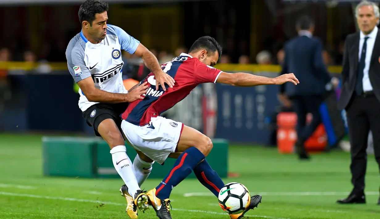 Aksi pemain Bologna, Giancarlo Gonzalez (kanan) berusaha membuang bola dari kejaran pemain Inter Milan, Eder pada lanjutan Serie A di The Dall' Ara Comunal Stadium, Bologna, (19/9/2017). Inter bermain imbang 1-1 lawan Bologna. (AFP/Andreas Solaro)