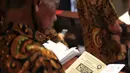 Umat Katolik berdoa saat melaksanakan misa Natal di Gereja Katedral, Jakarta, Selasa (25/12). Natal tahun 2018 di Gereja Katedral Jakarta diselenggarakan dengan mengusung tema Yesus Kristus Hikmat Bagi Kita. (Liputan6.com/Faizal Fanani)