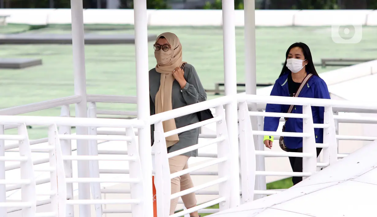 Warga melintasi JPO di Jalan HR Rasuna Said, Jakarta, Kamis (7/1/2021). Untuk menyeragamkan kebijakan pengendalian COVID-19, Gubernur DKI Jakarta akan segera menerbitkan Pergub untuk Pemberlakuan Pembatasan Kegiatan Masyarakat (PPKM) pada 11-25 Januari 2021. (Liputan6.com/Helmi Fithriansyah)