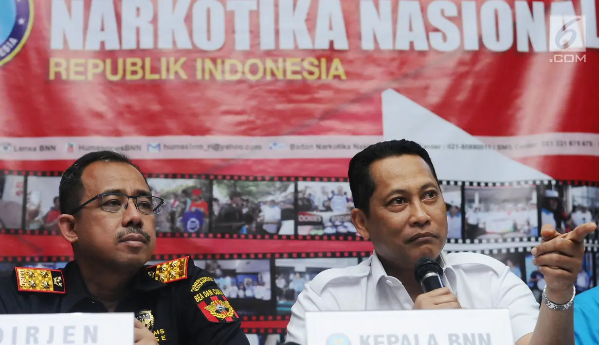 Kepala BNN, Komjen Pol Budi Waseso (kanan) memberi keterangan terkait penyelundupan narkotika jenis sabu saat rilis di Jakarta, Kamis (20/7). BNN menyita 44 bungkus sabu seberat 45,59 kg dari delapan orang tersangka. (Liputan6.com/Helmi Fithriansyah)