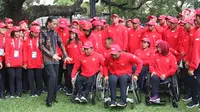 Presiden Joko Widodo berbincang dengan para atlet dan official Indonesia Asian Para Games 2018 di Halaman Istana Negara, Jakarta, Selasa (2/10). Para atlet di targetkan meraih 8 besar. (Liputan6.com/Angga Yuniar)