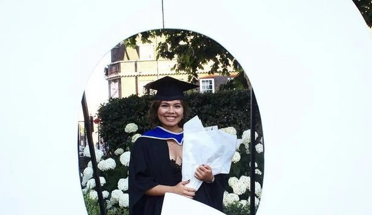 Saat lulus dari Queen Mary University of London, tampak Felicia mengenakan toga dengan pakaian hitamnya. @feliciahutapeaaa
