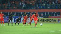 Pemain Persija Jakarta, Marko Simic mencetak gol kedua timnya ke gawang Bhayangkara FC melalui eksekusi penalti pada laga pekan ketiga BRI Liga 1 2023/2024 di Stadion Patriot Candrabhaga, Bekasi, Minggu (16/7/2023).&nbsp;(Bola.com/M Iqbal Ichsan)