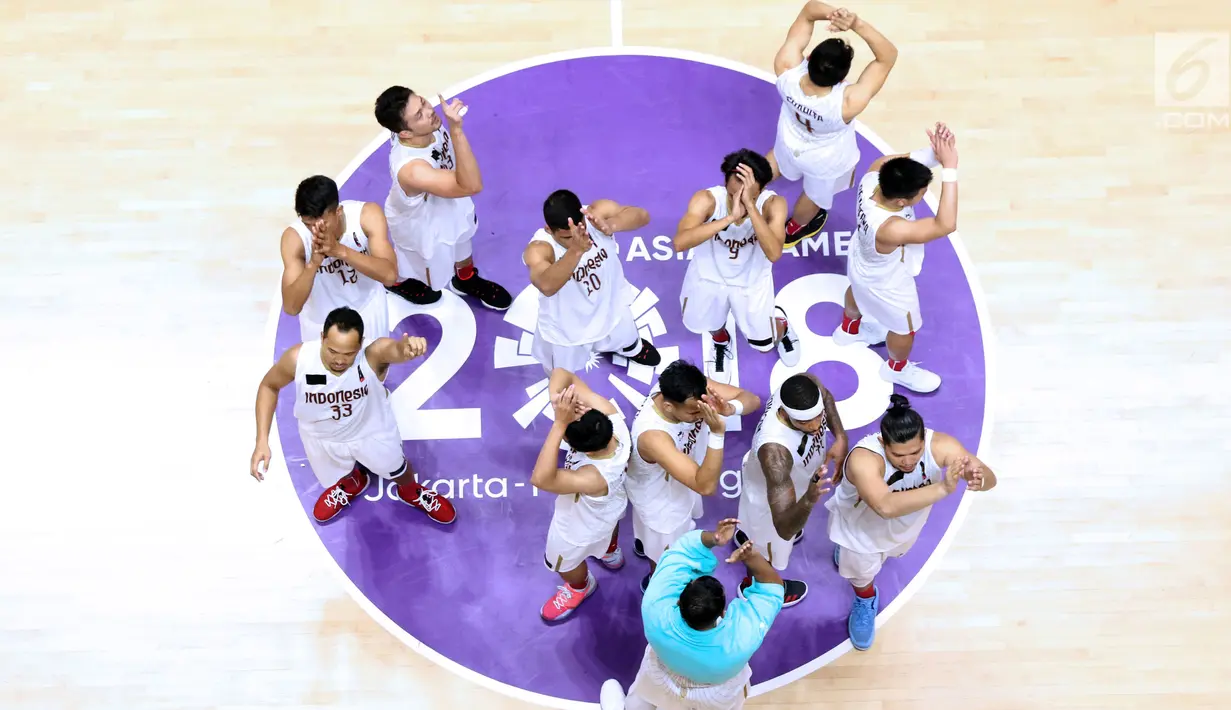 Pebasket putra Indonesia usai dikalahkan Korea pada babak penyisihan Grup A Basket Putra Asian Games 2018 di Jakarta, Selasa (14/8). Indonesia kalah 65-104. (Liputan6.com/Helmi Fithriansyah)