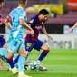 Penyerang Barcelona, Lionel Messi, saat mencoba lepas dari kawalan pemain Leganes di Camp Nou, Rabu (17/6/2020) dini hari WIB. (Foto: Twitter Barcelona FC)