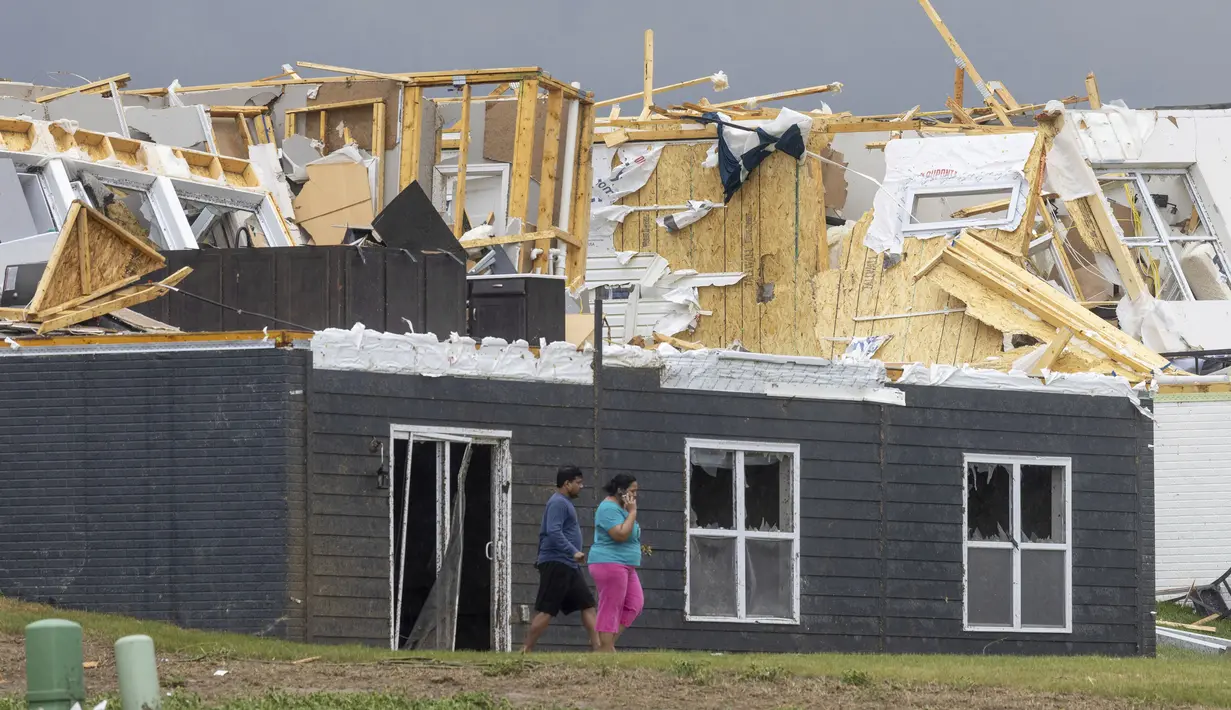 Tornado yang melanda pinggiran kota Omaha, Nebraska, pada Jumat sore, menghancurkan rumah-rumah. (Chris Machian/Omaha World-Herald via AP)