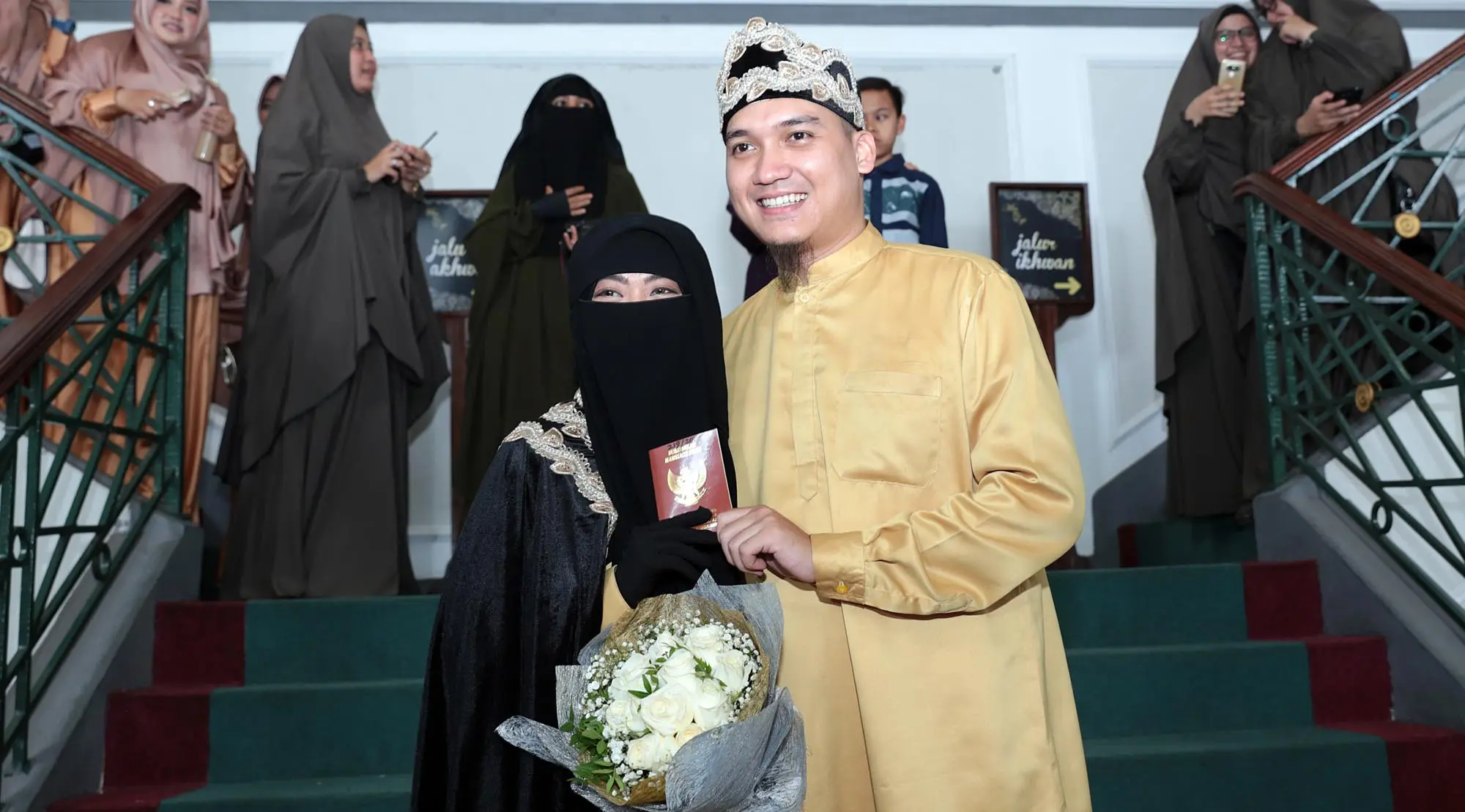 Resmi menikahi seorang wanita bernama Kamilia Yasmin, Egi John terlihat begitu bahagia. Akad nikah mereka berlangsung pada Sabtu (1/7/2017) pukul 09.00 WIB di Graha Jala Bhakti, kawasan Cinere, Jakarta Selatan. (Deki Prayoga/Bintang.com)
