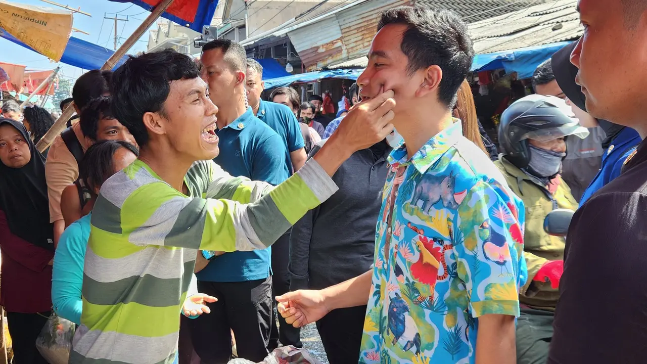 Calon presiden nomor urut 2 Gibran Rakabuming Raka blusukan di Pasar Kemiri, Depok, Jumat, (2/2/2024).