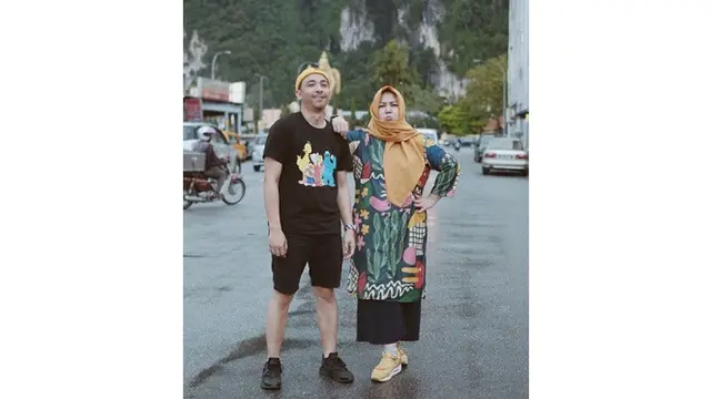 Potret Harmonisnya Risa Saraswati dan Suami