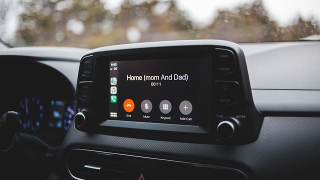 Ilustrasi menelpon di dalam mobil, saat berkendara