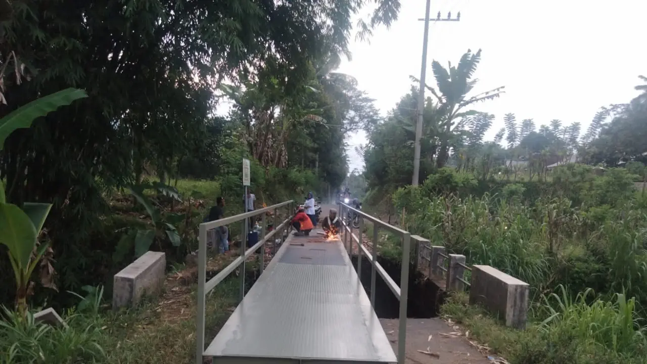 Jembatan darurat dibangun untuk menghubungkan antar dusun di Kecamatan Kalibaru Banyuwangi. (Istimewa)