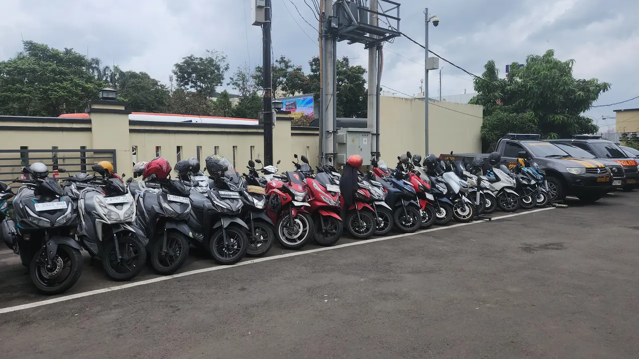 Parkiran motor yang berada di halaman Polres Metro Depok.