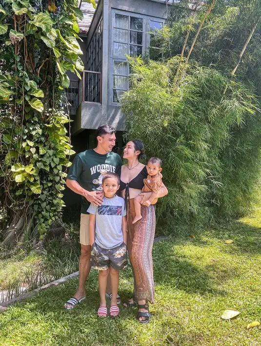 Sebelumnya, penampilan Jessica Iskandar banyak dikomentari oleh netizen. Namun, di potret terbaru ini, justru netizen banyak memuji penampilan terbaru Jessica Iskandar yang telihat natural, alami, dan tak berlebihan. Foto: Instagram.