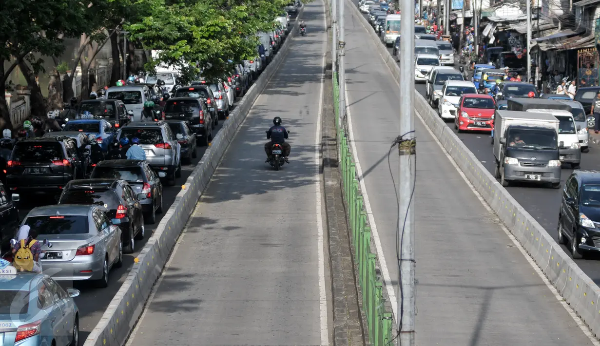 Sejumlah pengendara motor nekat menerobos jalur Transjakarta di Jalan Sultan Agung, Manggarai, Jakarta, Kamis (28/7). Gubernur DKI Jakarta, Basuki Tjahaja Purnama menegaskan sterilisasi jalur Transjakarta terus ditingkatkan. (Liputan6.com/Yoppy Renato)