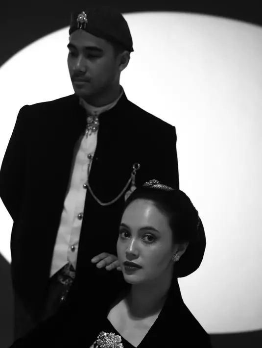 Sebagai pengantin Jawa, Anggika menata rambutnya dengan sanggul tekuk dan mahkota kecil [@anggikabolsteril]