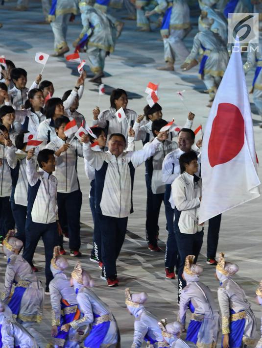 Kontingen Jepang melintas saat pembukaan Asian Games 2018 di Stadion Utama Gelora Bung Karno (SUGBK), Jakarta, Sabtu (18/8). Asian Games 2018 diikuti 45 negara. (Merdeka.com/Imam Buhori)