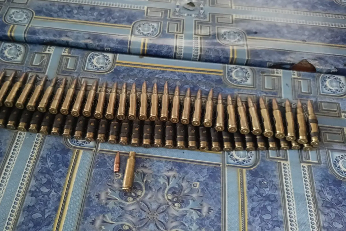 Polisi gagalkan pengiriman 65 amunisi dari Makassar ke Semarang. (Liputan6.com/Fauzan)