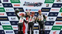 Pembalap binaan AHM Decksa Almer Alfarezel (tengah) berhasil meraih podium pertama dan Muhammad Kiandra Ramadhipa (kiri) merebut posisi kedua pada ajang Thailand Talent Cup (TTC) 2023 putaran kedua race kedua yang diselenggarakan di Chang International Circuit, Buriram, Thailand (09/04/2023). (Istimewa)