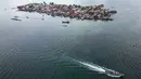 Gardi Sugdub merupakan salah satu dari sekitar 50 pulau berpenduduk di kepulauan wilayah Guna Yala. Panjangnya hanya sekitar 400 yard (366 meter) dan lebar 150 yard (137 meter). (MARTIN BERNETTI / AFP)