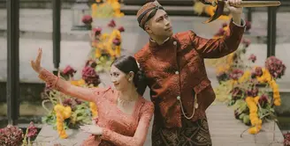 Momentum lamaran yang meriah bernuansa Jawa modern sangat terasa. Vidi Aldiano mengenakan beskap sedangkan Sheila berkebaya cantik disertai sanggul yang membuatnya semakin anggun. (Foto: Instagram/ Vidi Aldiano/ @candisoeleman).