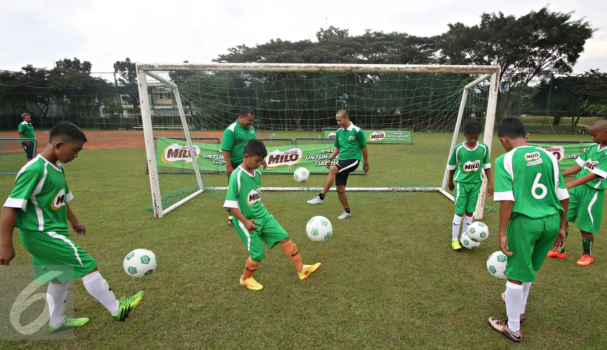 Kurniawan Dwi Yulianto bersama peserta MILO Camp melakukan juggling bola saat MILO Camp di Wisma Padepokan Voli Sentul, Jawa Barat, Senin (18/4). (Liputan6.com/Immanuel Antonius)