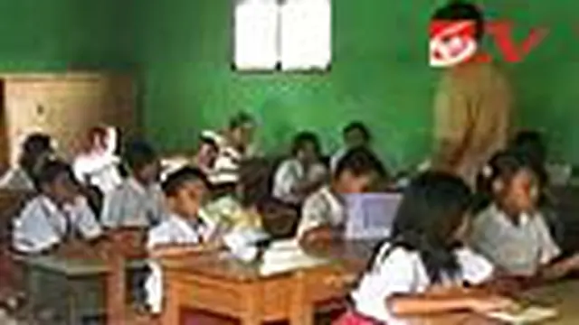 Meski Sekolah Ambruk, Siswa Tetap Belajar