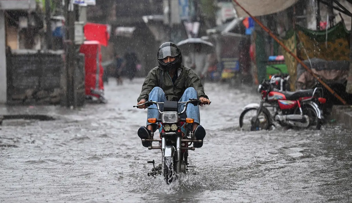 Sementara, Badan Meteorologi Nasional setempat juga telah mengeluarkan peringatan akan hujan lebat lebih lanjut di wilayah utara dan timur negara tersebut, dengan potensi banjir perkotaan, tanah longsor, dan kerusakan infrastruktur akibat angin kencang. (Aamir Qureshi/AFP)