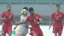 Pemain Bahrain U-23, Sayed Mohamed Shubbar (kanan) menghalau bola dari kejaran pemain Korea Utara U-23 pada laga PSSI Anniversary Cup 2018 di Stadion Pakansari, Bogor, (03/5/2018). Bahrain menang 4-1. (Bola.com/Nick Hanoatubun)