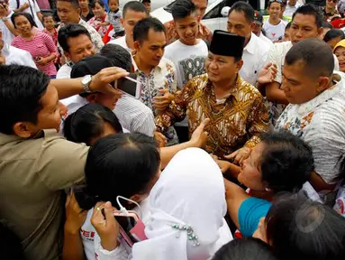 Prabowo sengaja mendekatkan pada pendukungnya dengan menyambangi perkampungan (Liputan6.com/ Johan Tallo)  