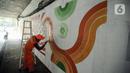 Selain itu, mural tersebut juga sengaja dibuat untuk menghindari coretan dan aksi vandalisme. Sebab sebelumnya coretan memenuhi kawasan itu sehingga terlihat kumuh. (Liputan6.com/Faizal Fanani)