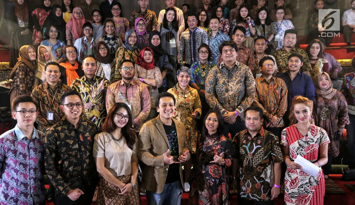 Diaz Hendropriyono foto bersama pada acara bertajuk “Dengar yang Muda” di Galeri Indonesia Kaya, Jakarta, Kamis (7/2). Diaz memaparkan, pemerintah Jokowi sangat berpihak ke sektor UMKM. (Liputan6.com/Johan Tallo)