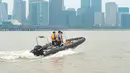 Polisi patroli di Sungai Qiantang menjelang terjadinya gelombang pasang di Hangzhou, Zhejiang, China, 4 Oktober 2020. Gelombang pasang Sungai Qiantang yang terkenal dengan tinggi dan kecepatannya, terjadi bertepatan dengan libur Hari Nasional dan Festival Pertengahan Musim Gugur. (Xinhua/Jiang Han)