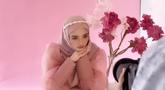Inara Rusli jalani pemotretan bareng Diera Bachir Photography dengan berbagai tema. Usung tema warna pink, Inara Rusli tampil cantik dengan gaun dan jilbab warna selaras. Properti bunga simpel juga membuat pemotretan tersebut jadi lebih berwarna. Dengan gaya bertopang dagu dan tanpa pamer senyuman, wanita berusia 30 tahun ini tetap cantik dan memesona. (Liputan6.com/IG/@dierabachir)