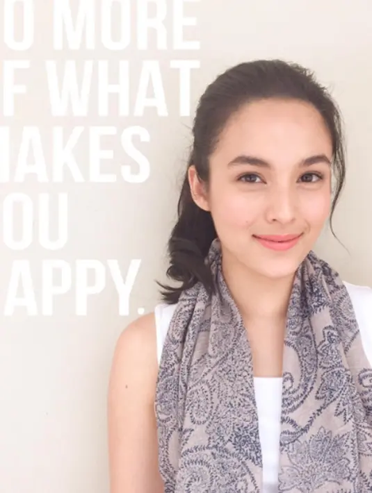 Artis kelahiran 2 Juni 1995, Chelsea Islan mulai dikenal publik ketika dirinya membintangi film yang berjudul 'Refrain'. Wajah natural yang dimiliki Chelsea membuat segelintir laki-laki 'gemas' dengannya. (chelseaislan/Bintang.com)