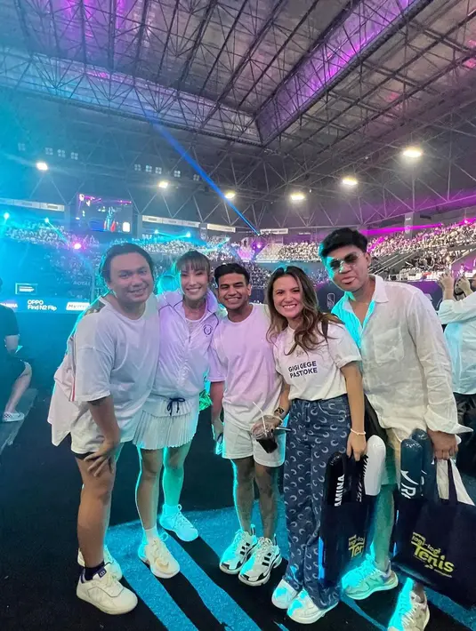 Marsha Aruan berkesempatan hadir mengenakan kaus putih untuk menunjukkan dukungannya pada Gigi-Gege. [Foto: Instagram/mrsayudewi].